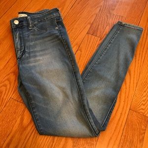 ABERCROMBIE & FITCH High Waisted Jeans